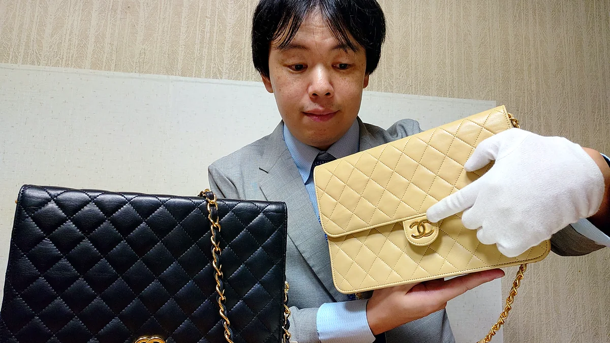 同じ型のシャネルを2つ並べ、金具を指し示しているところ