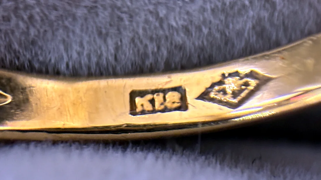 指輪の内側に打たれたK18の刻印