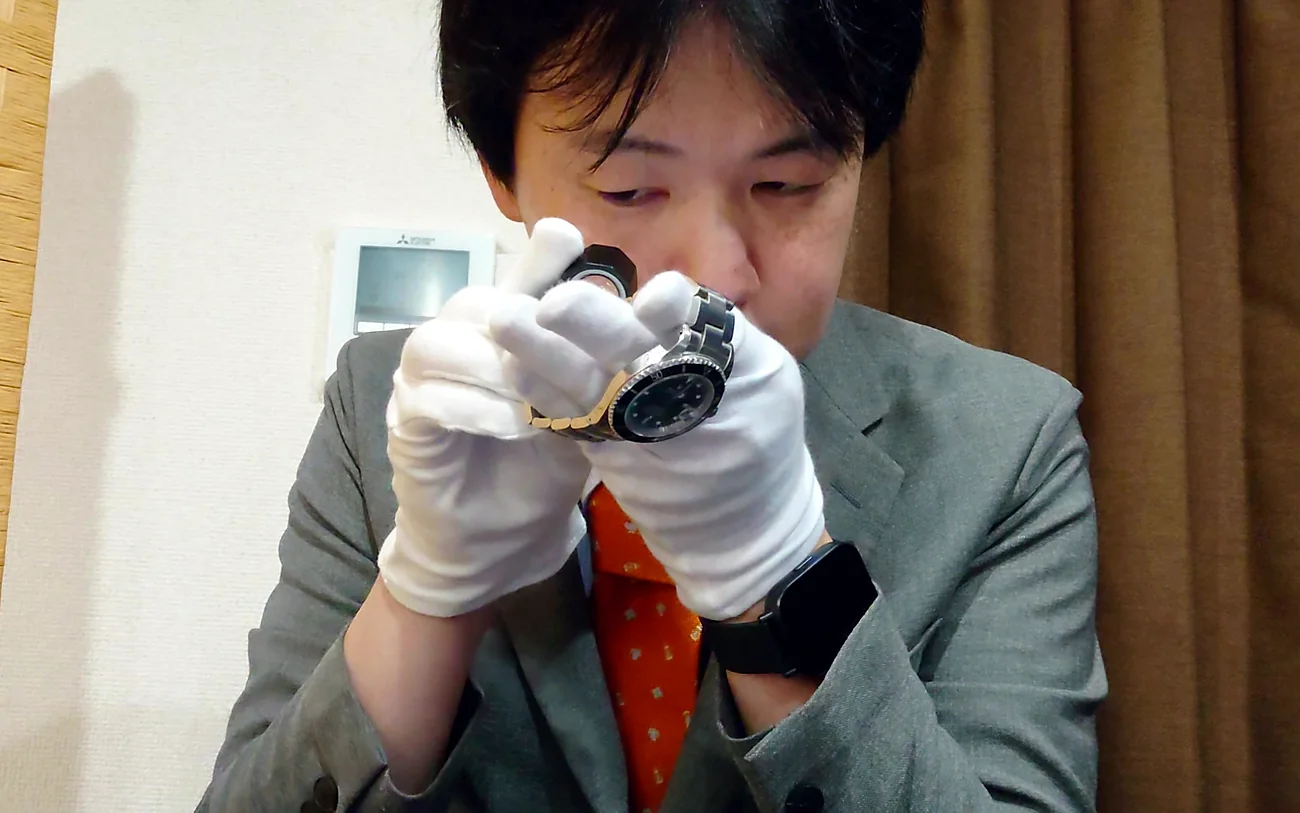 ルーペで品物の状態を確認しているところ