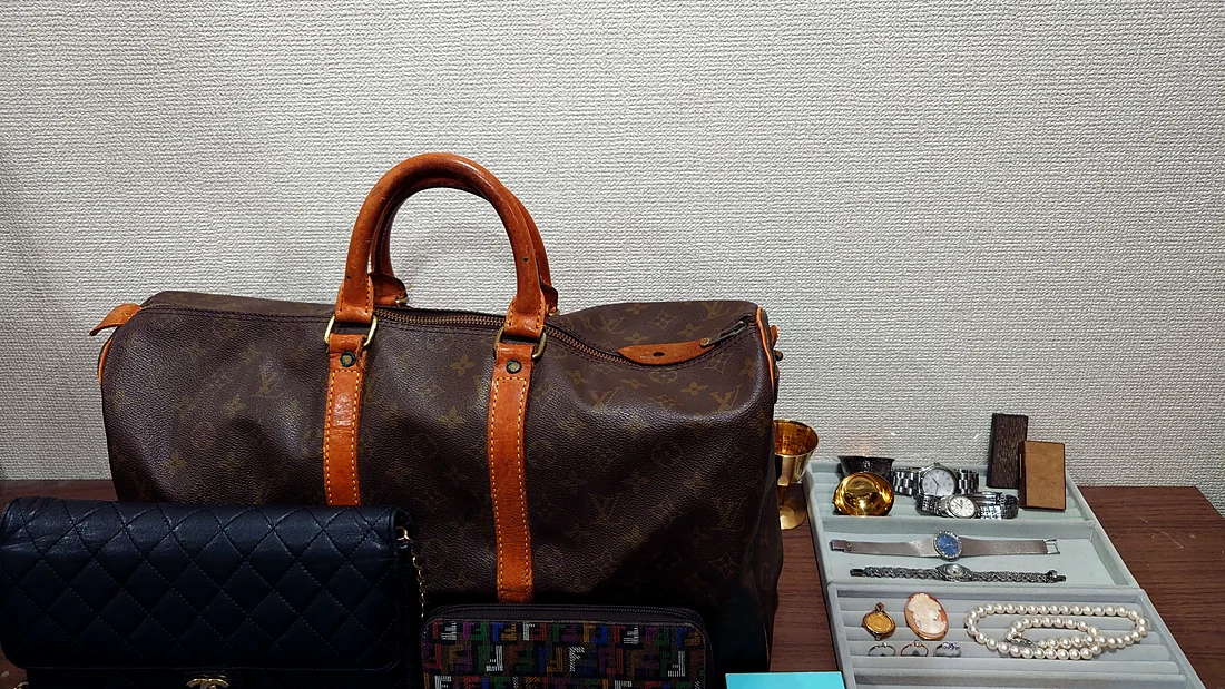 査定のために並べたブランドのバッグと時計・宝飾品